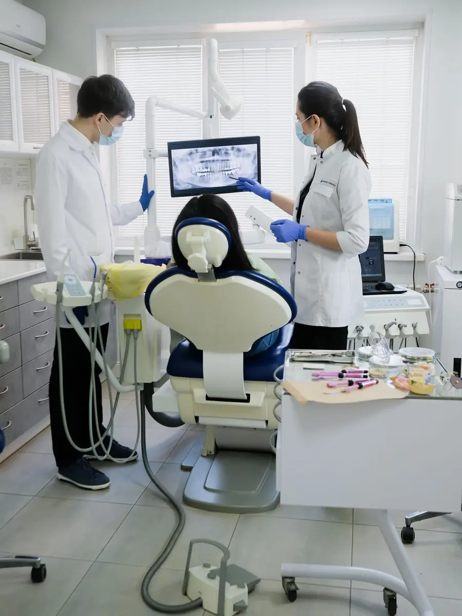 Medici analizând imagini pe monitor