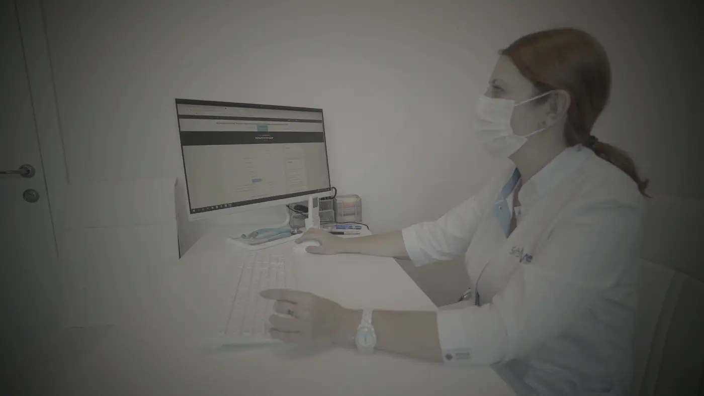 Medic la recepția clinicii