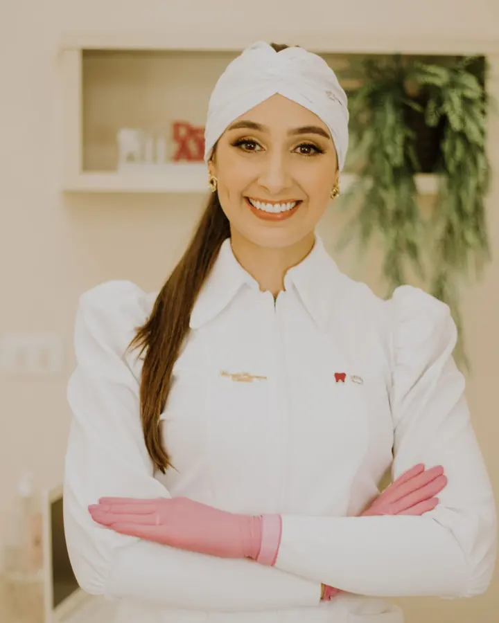 Medic stomatolog zâmbind, cu brațele încrucișate